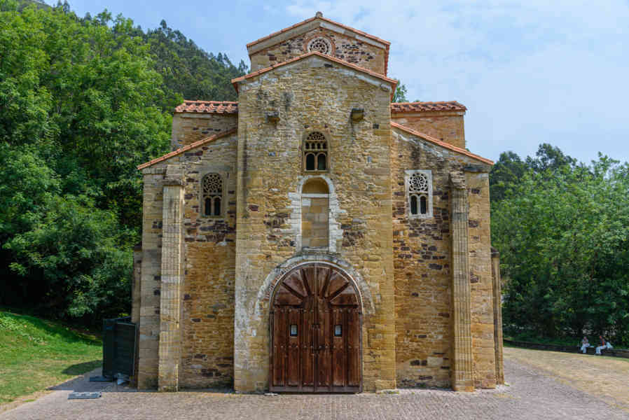 Oviedo 072 - iglesia de San Miguel de Lliño.jpg